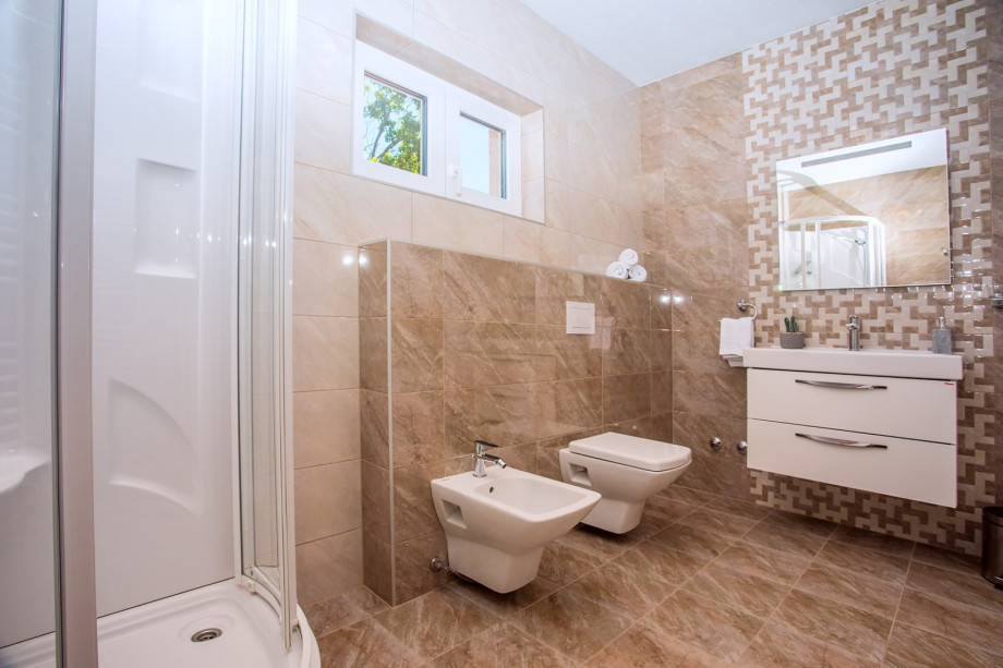 En-suite Bathroom No3 with shower