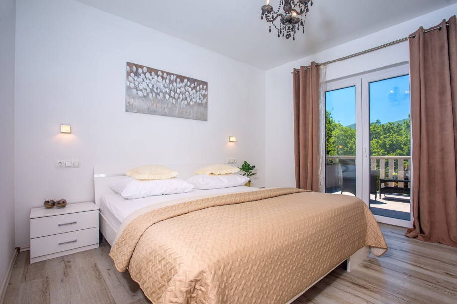 Bedroom No4 with king-size bed 180x200cm and exit to terrace