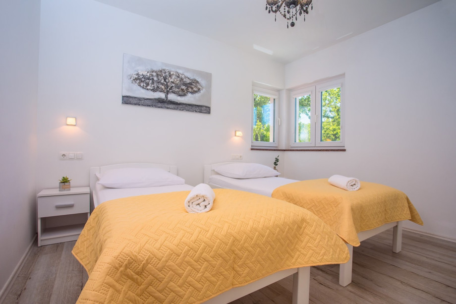 Bedroom No5 with 2 single beds and pool views