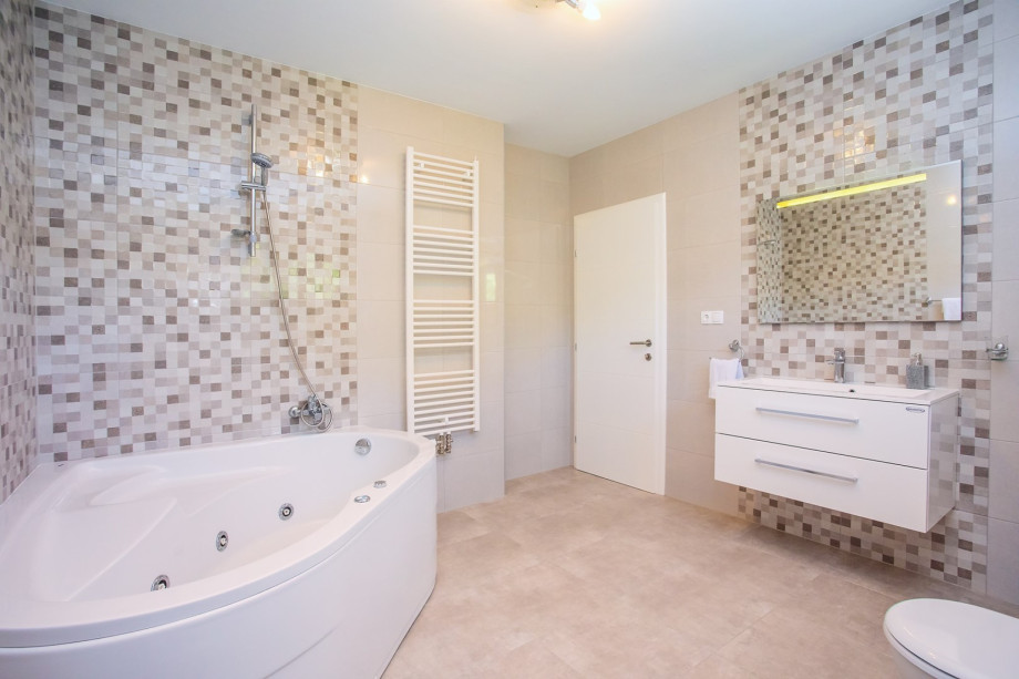 Family Bathroom No4 with massage bathtub