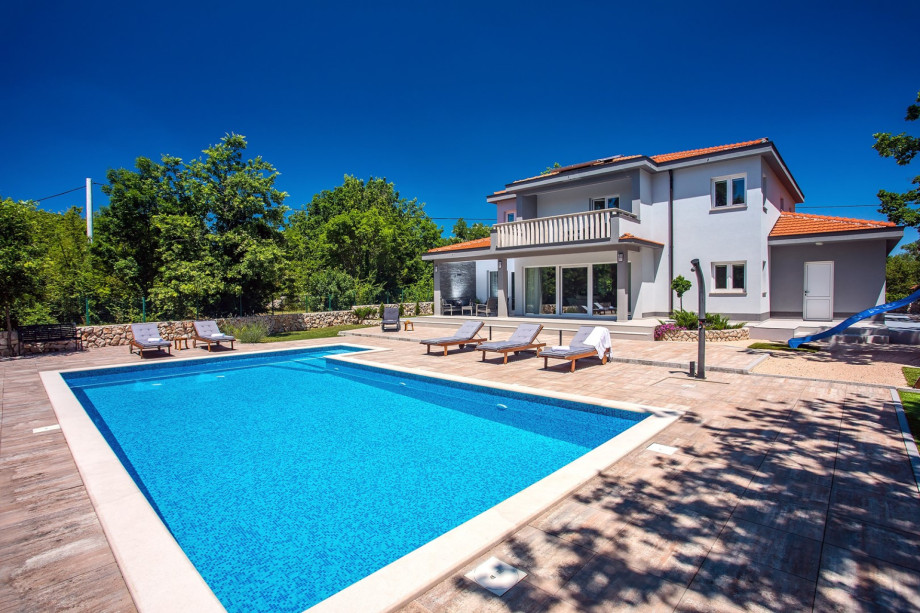 Private 55 sqm swimming pool with spacious sun deck area with 11 deck chairs