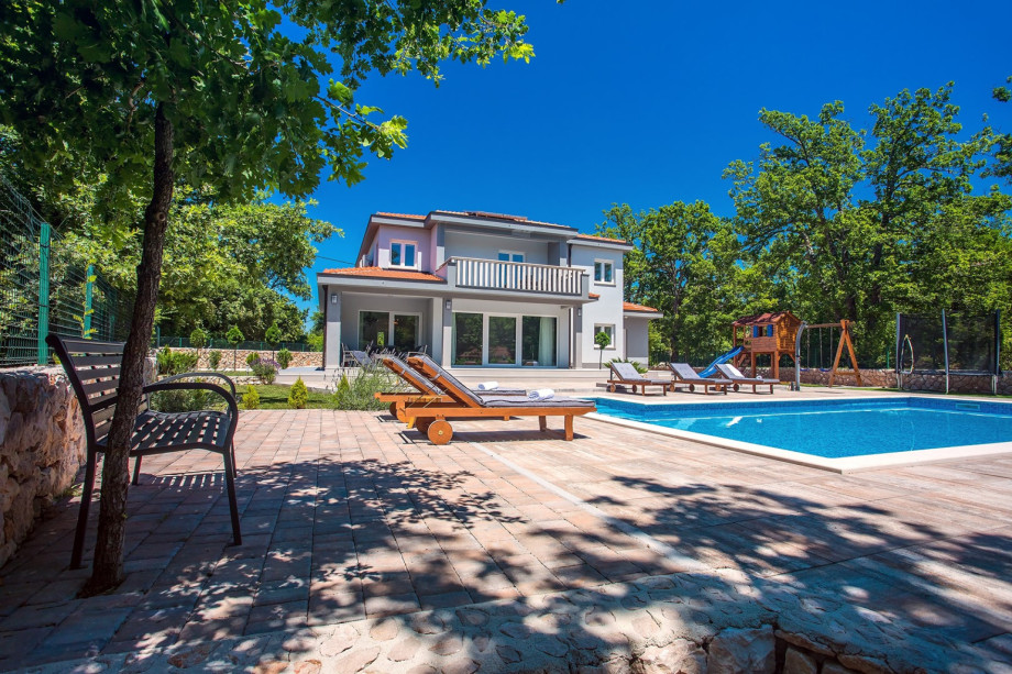 Private 55 sqm swimming pool with spacious sun deck area with 11 deck chairs