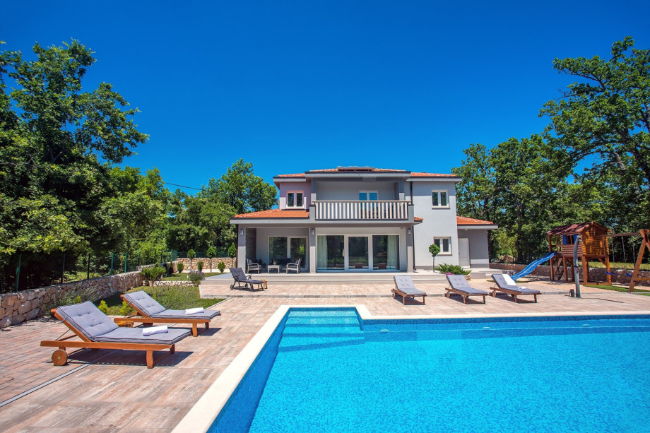 Private 55 sqm swimming pool with spacious sun deck area with 11 deck chairs