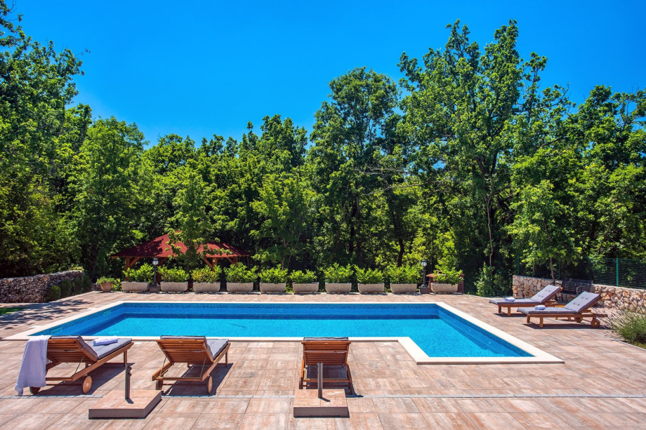 Private 55 sqm swimming pool with spacious sun deck area with 11 deck chairs