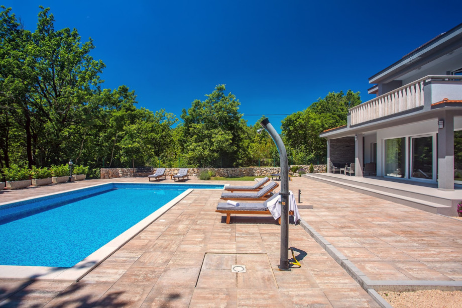 Private 55 sqm swimming pool with spacious sun deck area with 11 deck chairs
