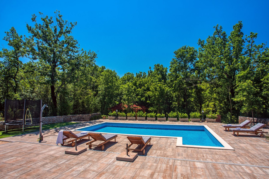 Private 55 sqm swimming pool with spacious sun deck area with 11 deck chairs