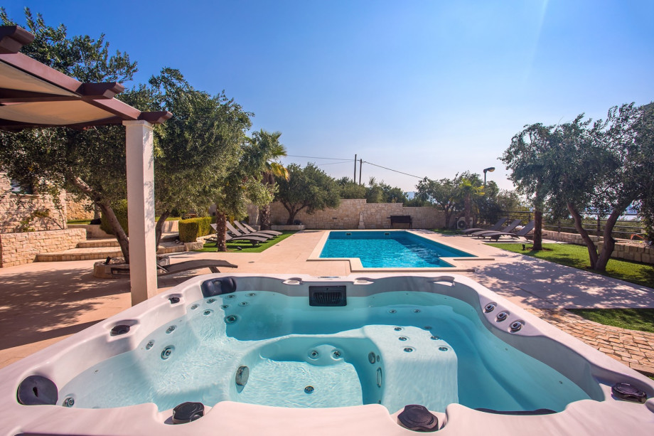 Jacuzzi for 5 people is next to the pool