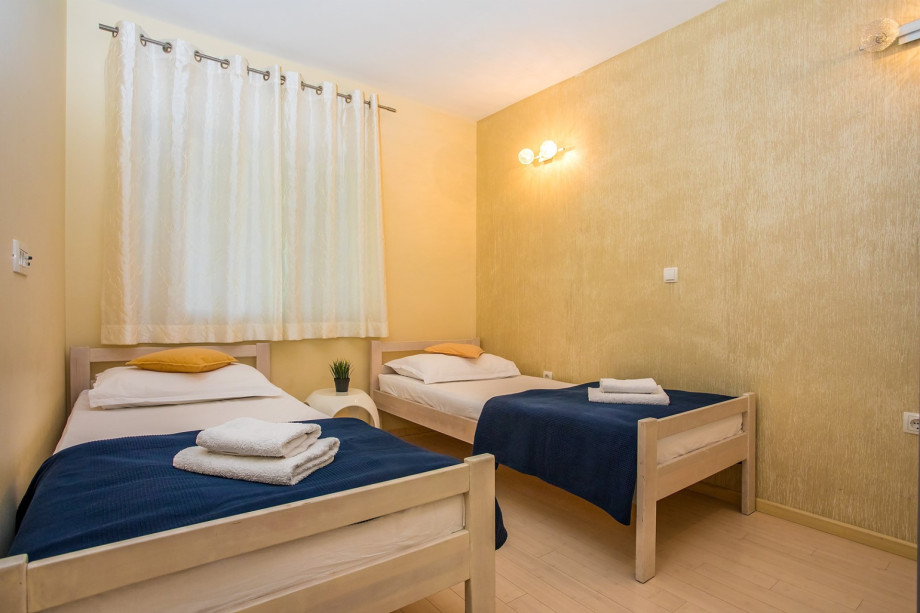 Bedroom No5 with two single beds 90cmx200cm