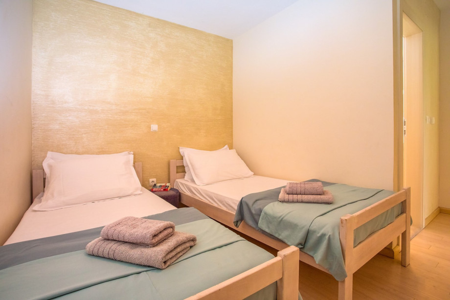 Bedroom No6 with 2 single beds 90cmx200cm