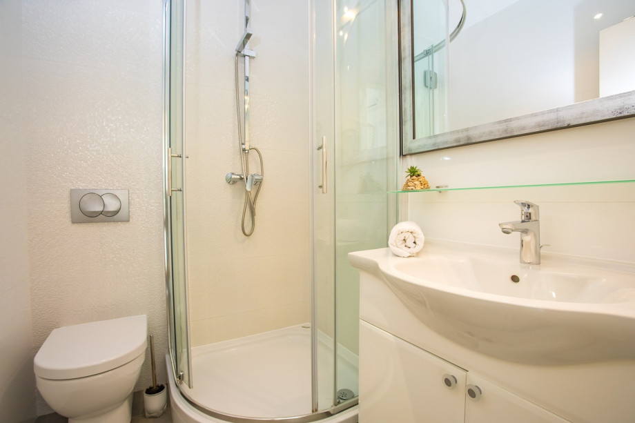 Bathroom No4 with shower.