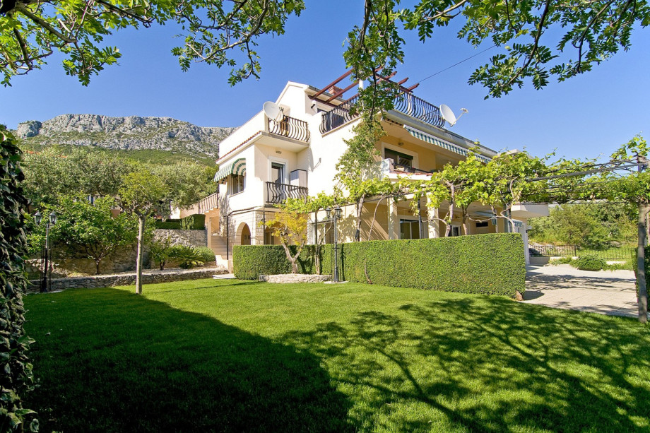 Located in the very quiet surroundings of Kaštela is easily approachable.