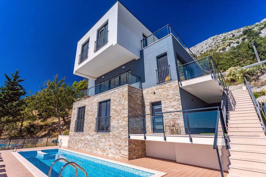 The villa is organized on three different levels