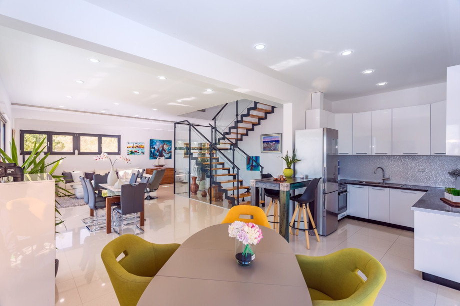 Airconditioned, fully equipped kitchen with dining room is on the middle level