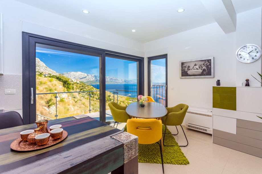 A glass wall on the South and East side offers impressive sea views