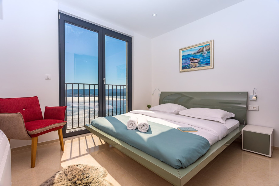 Bedroom No4 with King size bed 180x200cm with seaviews, balcony (highest level)