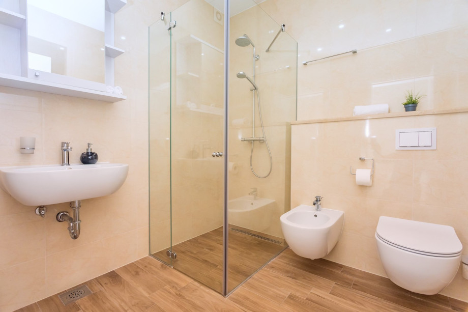En-suite bathroom with shower attached to Bedroom No4