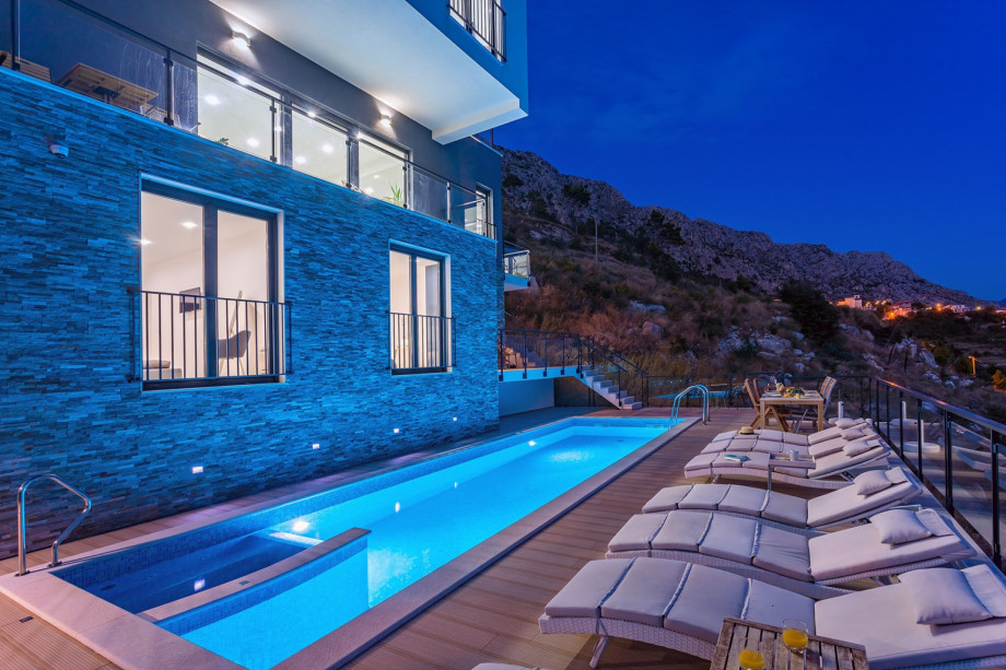 Come and enjoy all offered in this contemporary and very spacious Villa