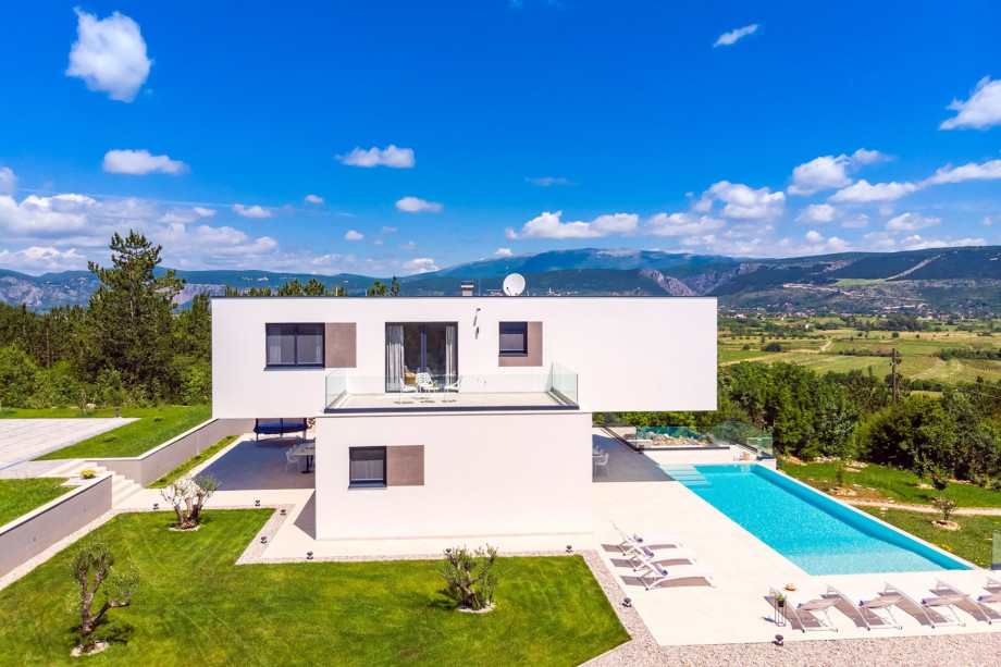 Villa has panoramic views on the valley, Imotski town and natural phenomenon Red i Blue Lake, offering absolute privacy.