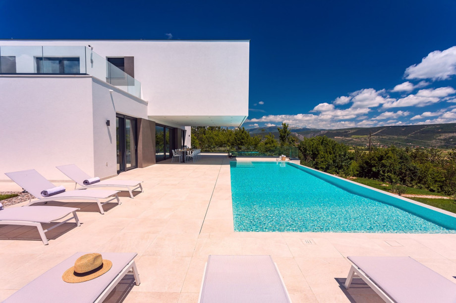 High quality and luxury property in unspoiled nature