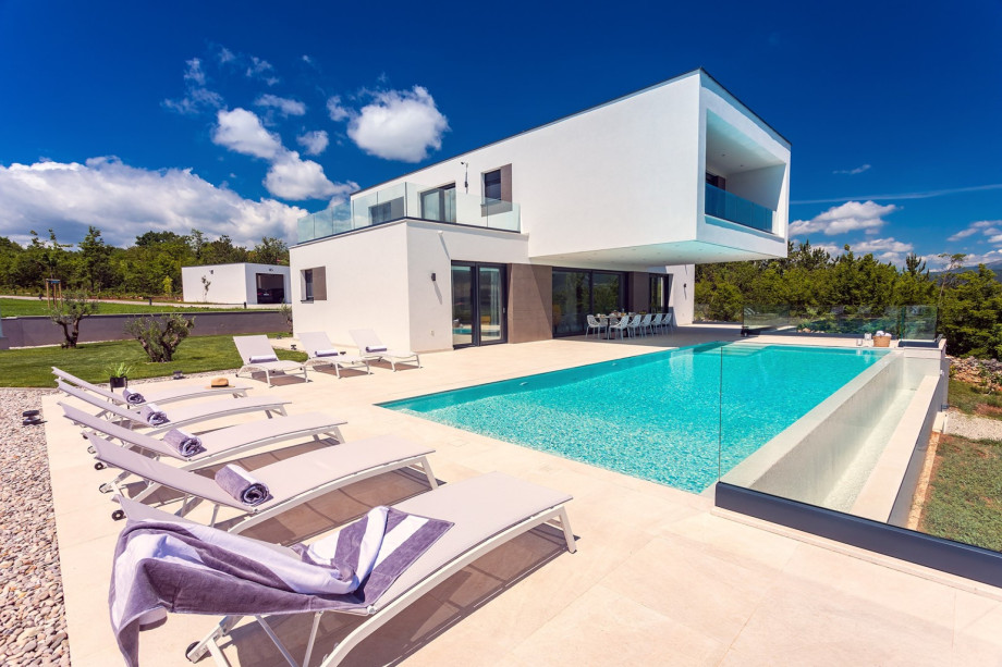 Sun deck area with 8 deck chairs (partly covered)