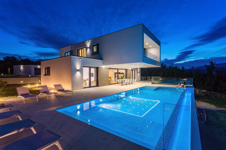 Organization of the lights in the outdoor area, give a great holiday mood