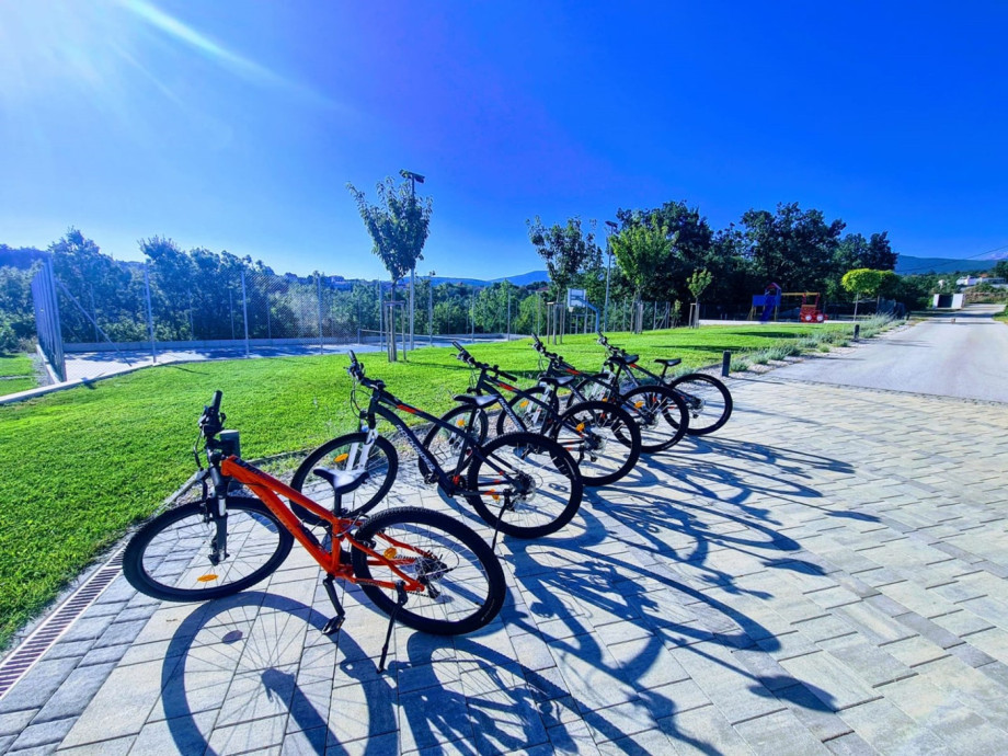 Five mountain bikes to help you explore the surrounding area are at your disposal.