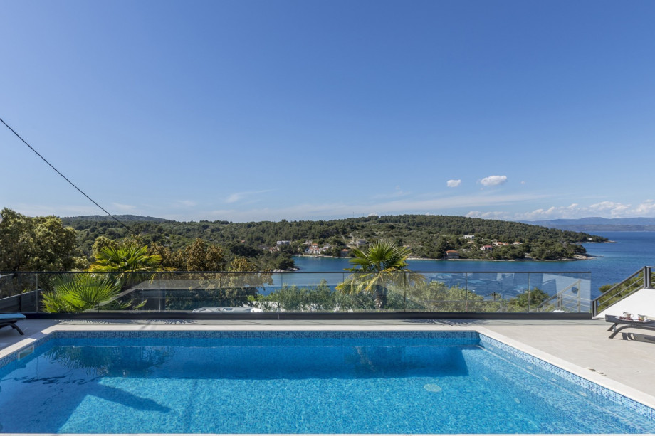 Private heated 30sqm pool (8m x 3,7m) that has a hydro massage system