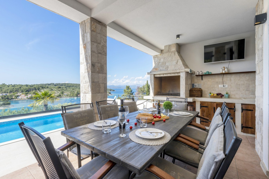 Fully equipped summer kitchen and outdoor dining area