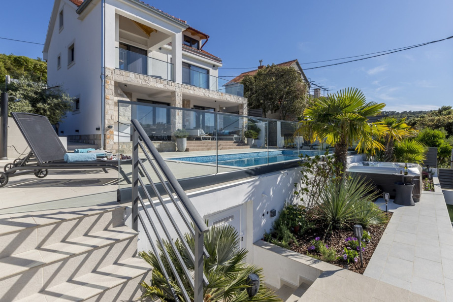 The environment and neighborhood places are very unspoiled