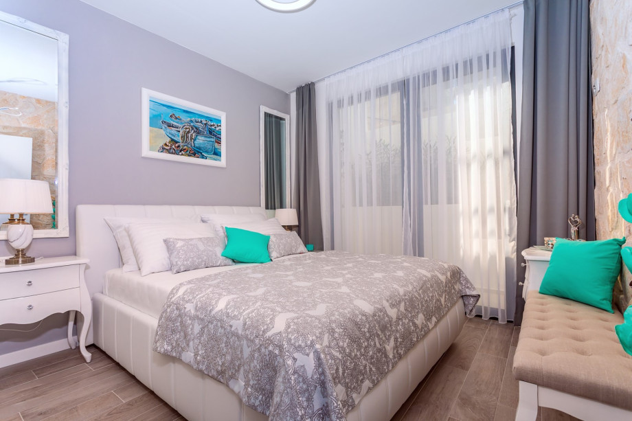Bedroom No1 with double bed 160x200cm, air-condition, en-suite bathroom and exit toward the pool area
