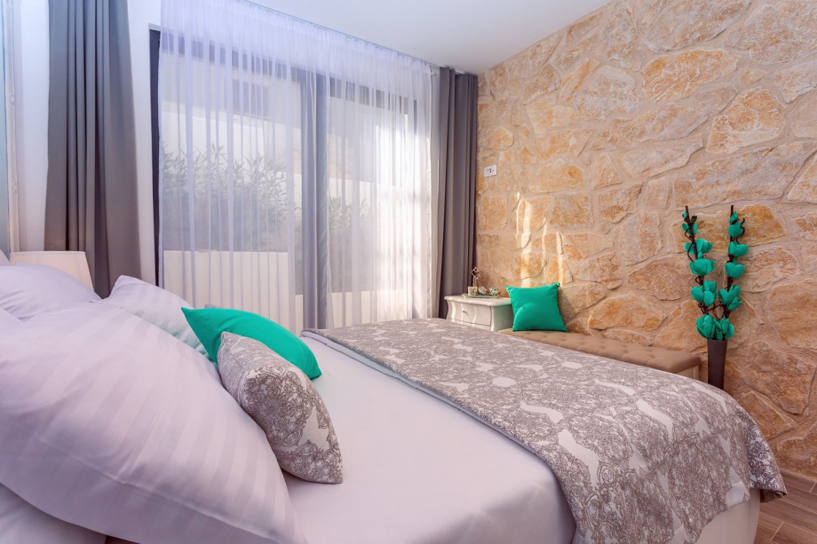 Bedroom No1 with double bed 160x200cm, air-condition, en-suite bathroom and exit toward the pool area