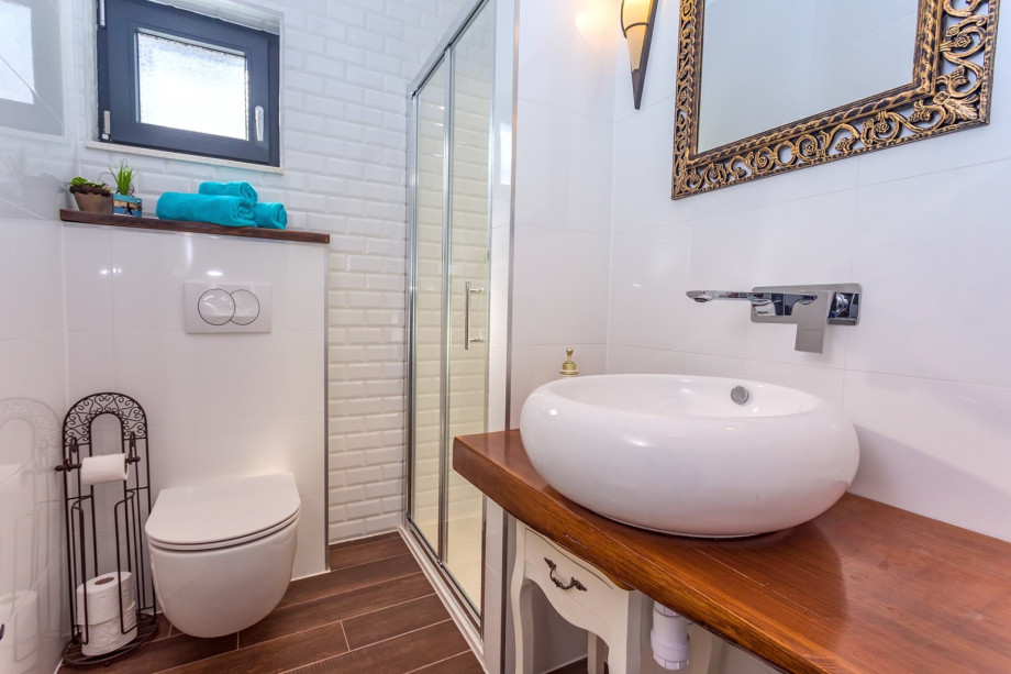 Family bathroom with shower in the hallway for Bedroom No2