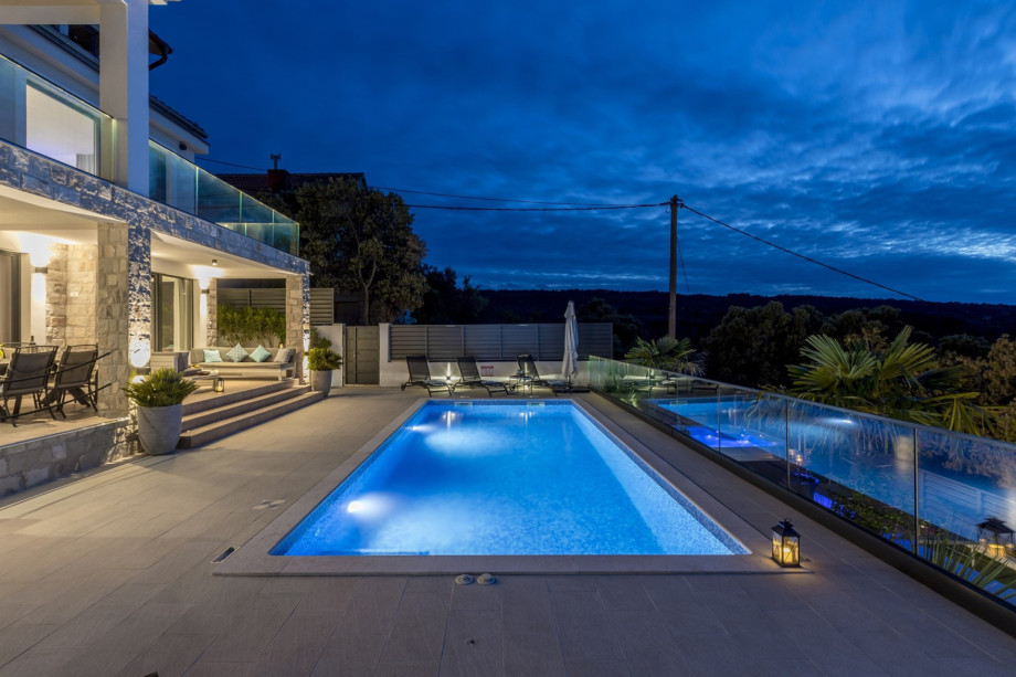 This is a modern place to stay in with a quiet environment but still close to all