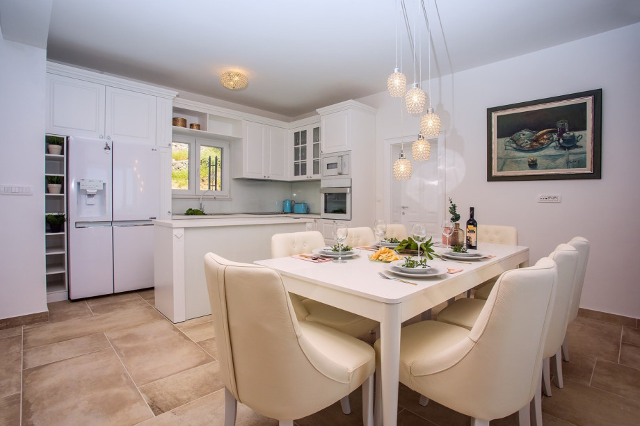 Spacious dining and living area, fully airconditioned with free Wifi