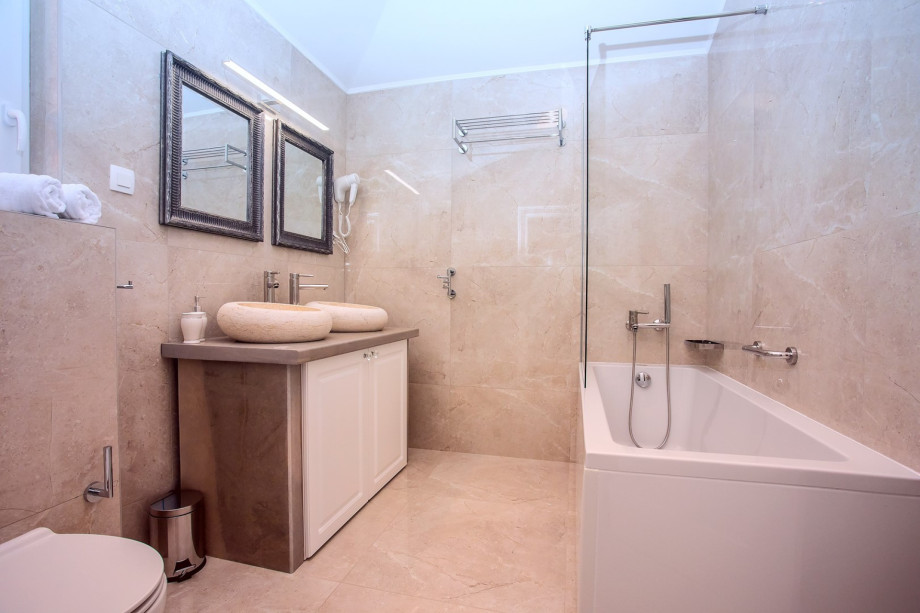 En suite bathroom with bathtub, (bedroom No3)