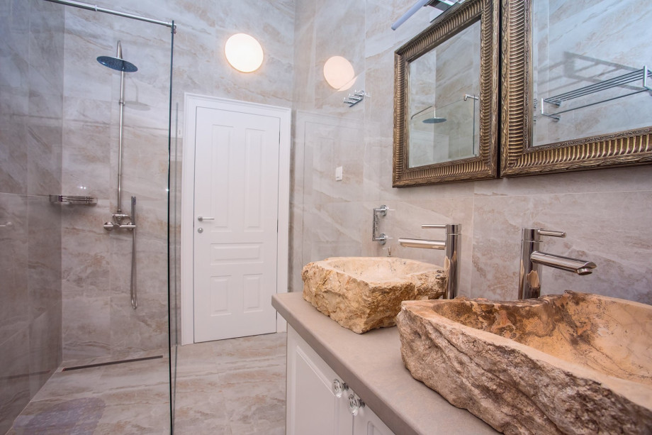 En suite bathroom with shower (bedroom No4)