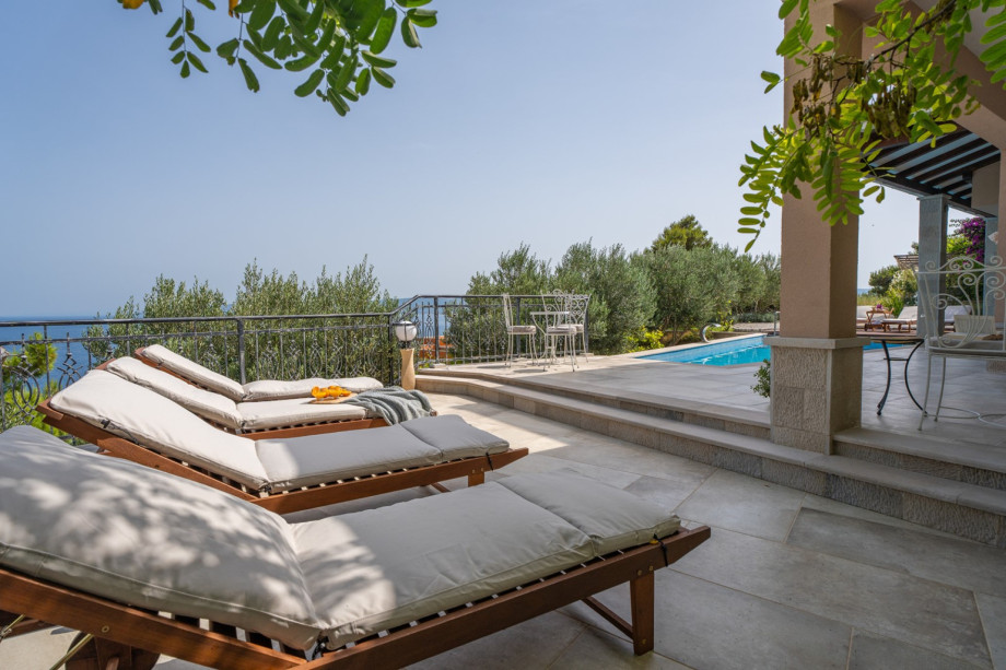 Villa is located on 2.000 sqm plot only 500m from the beach