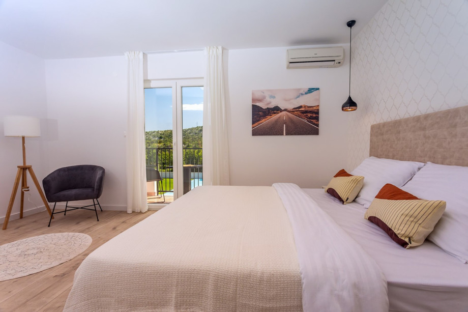 Bedroom No1 with king-size bed 180x200cm, en-suite bathroom with shower, A/C