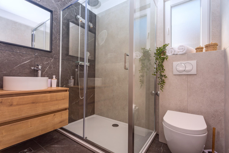 Ensuite bathroom No2 with a shower (Bedroom No2)