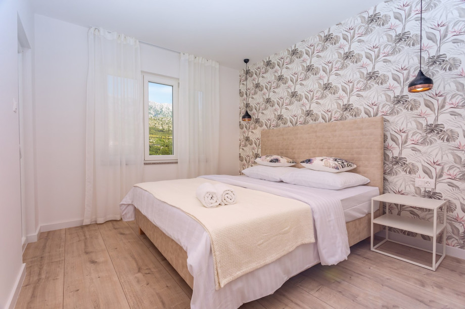 Bedroom No3 with king-size bed 180x200cm, en-suite bathroom with shower, A/C