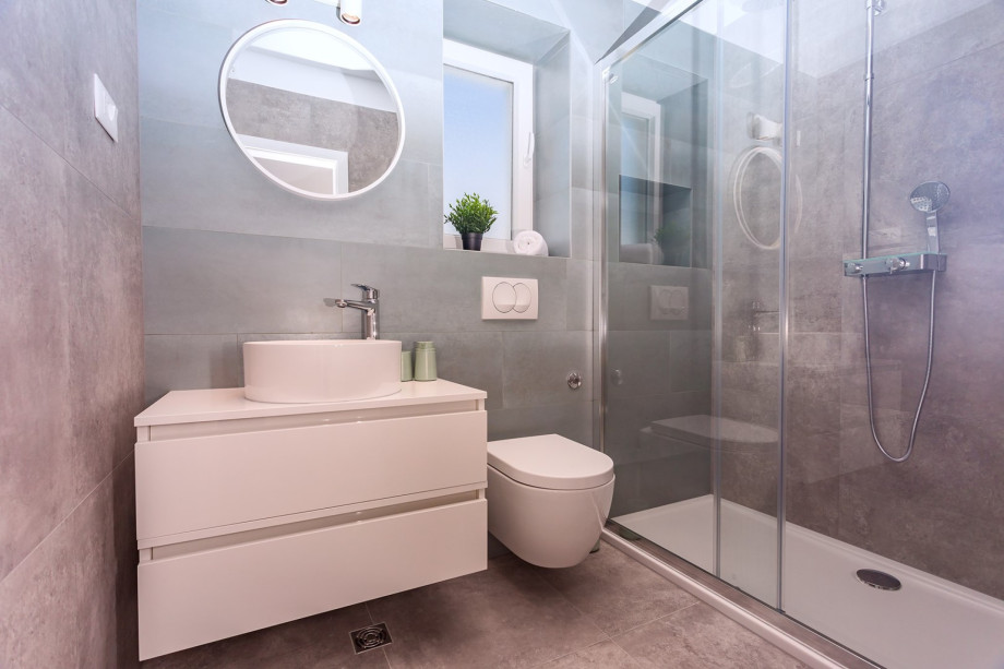 Ensuite bathroom No3 with a shower (Bedroom No3)