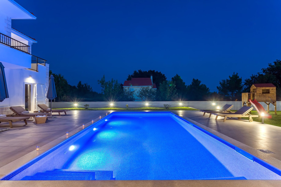 This is a modern place to stay in with a quiet environment but still close to all.