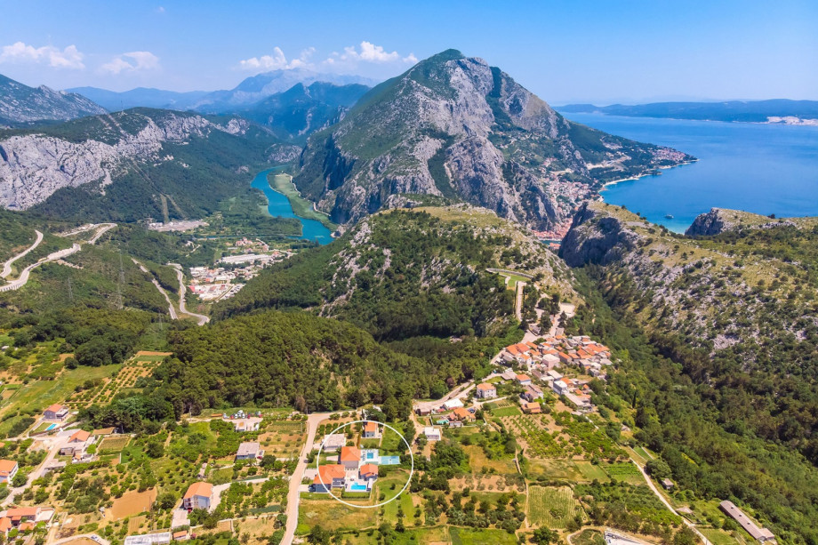 Location of Villa Almic in village Naklice, only 7km from the sea