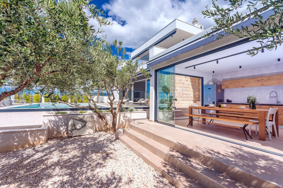 Covered outdoor dining area for 10 people.