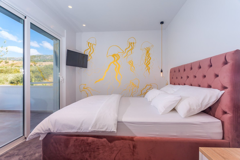 Bedroom No2 with king-size bed 180cmx200cm, en-suite bathroom, TV, A/C