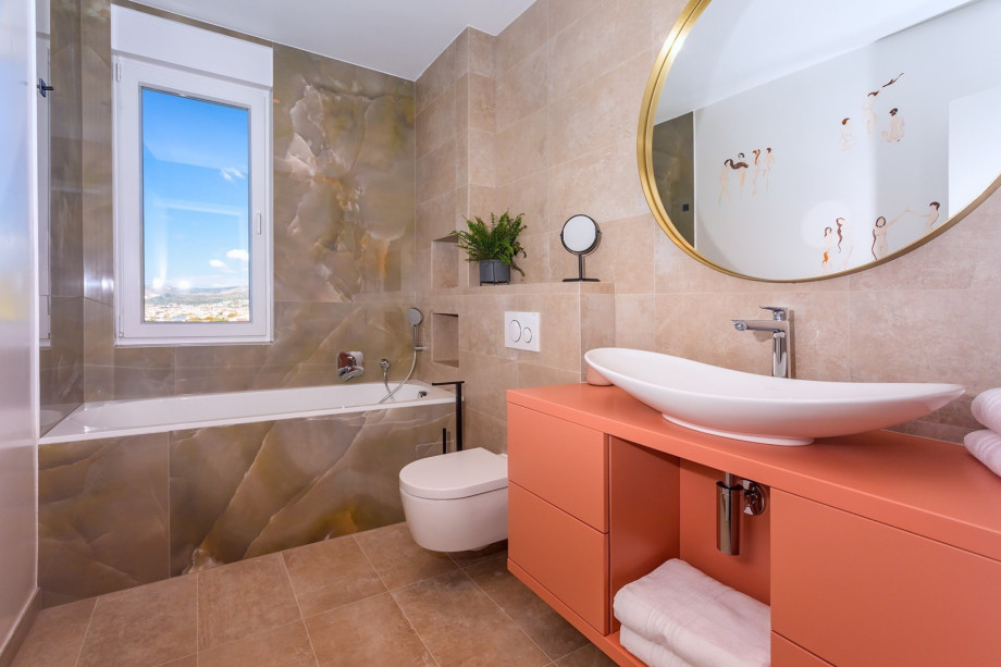 En-suite bathroom with bathtub (Bedroom No2)
