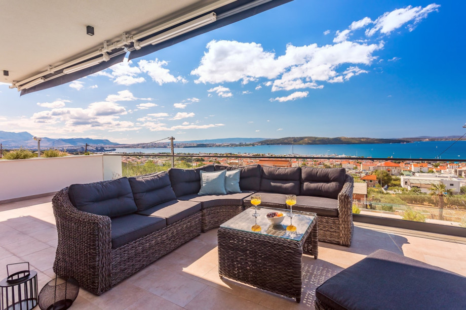 The sea views from the outdoor area are amazing and open.