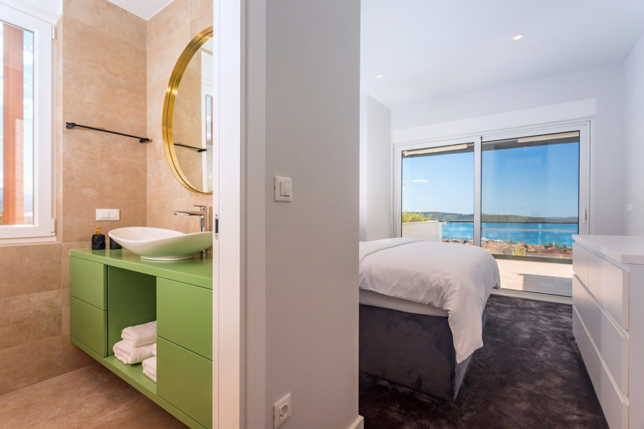 Bedroom No4 with en-suite bathroom with shower.