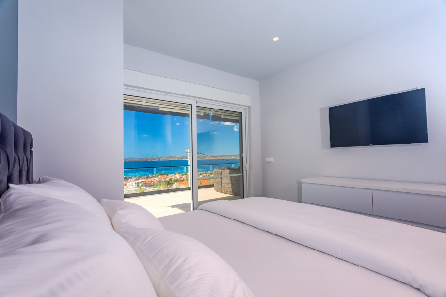 Bedroom No4 has exit to the terrace with pool and sea views (shared with bedroom No3).