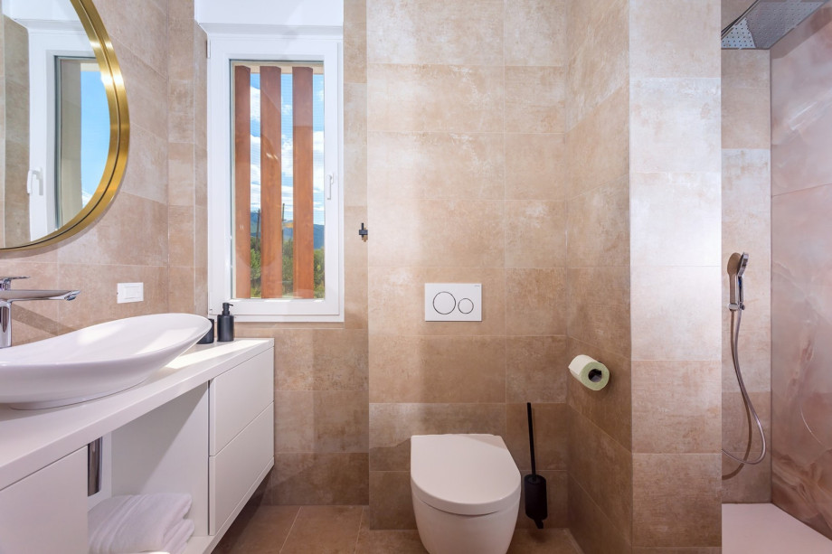 En-suite bathroom with shower (Bedroom No5)